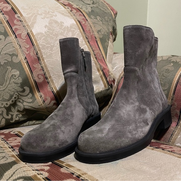 Stuart Weitzman 5050 Bold Zip Bootie. Size 6B Women 
N21-05 - Picture 6 of 8